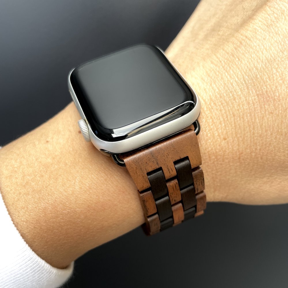 クルミとサンダルウッドのアップルウォッチバンド
