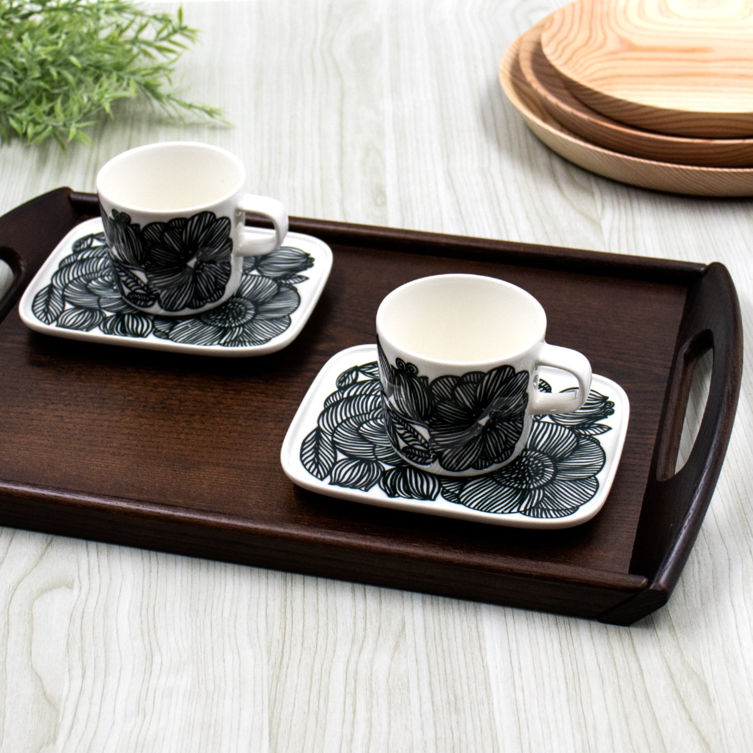 シックな風合いの取っ手付きトレイ