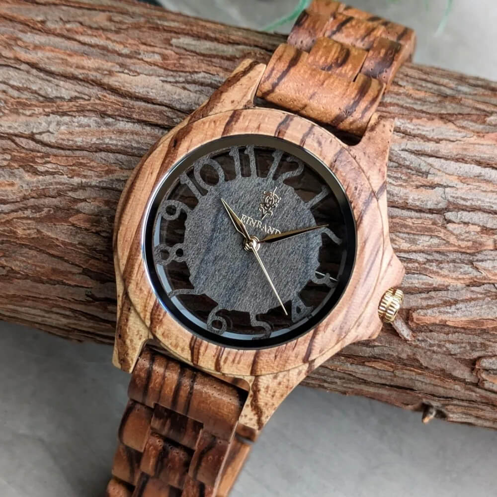 スケルトン仕様 ゼブラウッドの木製腕時計 サンダルウッド文字盤 34mm 女性向け Freiheit Zebrawood