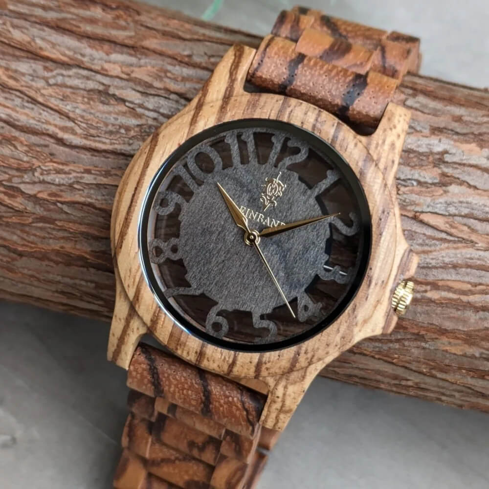 スケルトン仕様 ゼブラウッドの木製腕時計 サンダルウッド文字盤 40mm 男性向け Freiheit Zebrawood