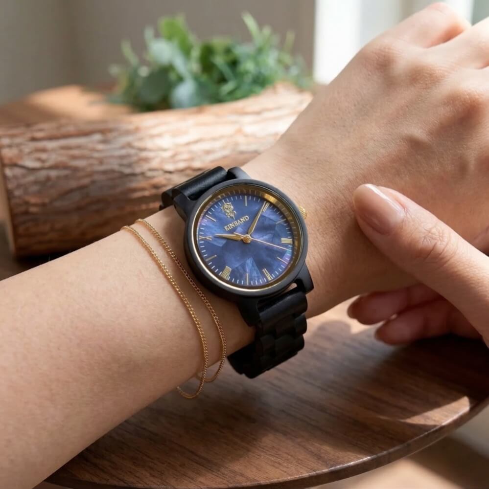 ネイビーブルーマザーオブパールとサンダルウッドの木製腕時計 32mm 女性向け Reise