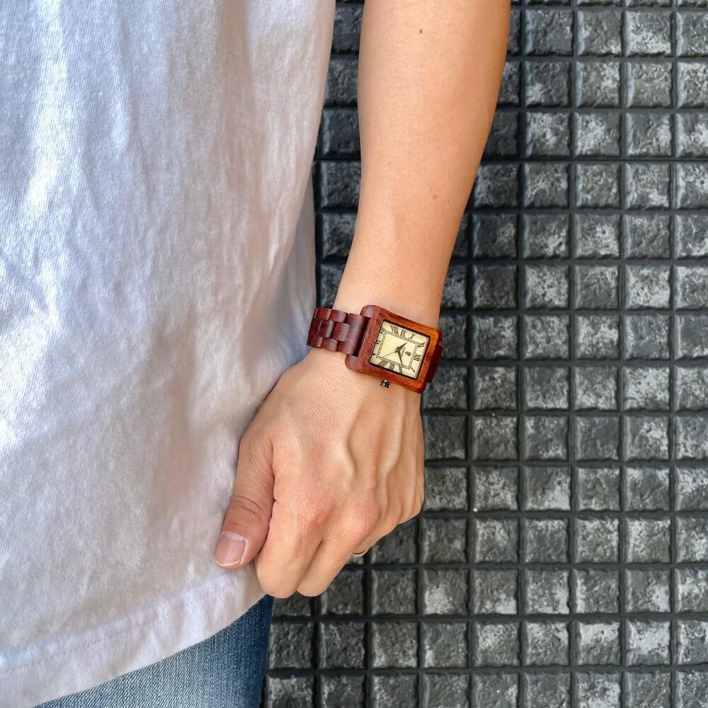 スクエア木製腕時計 44×34mm 男性向け Licht Red sandalwood