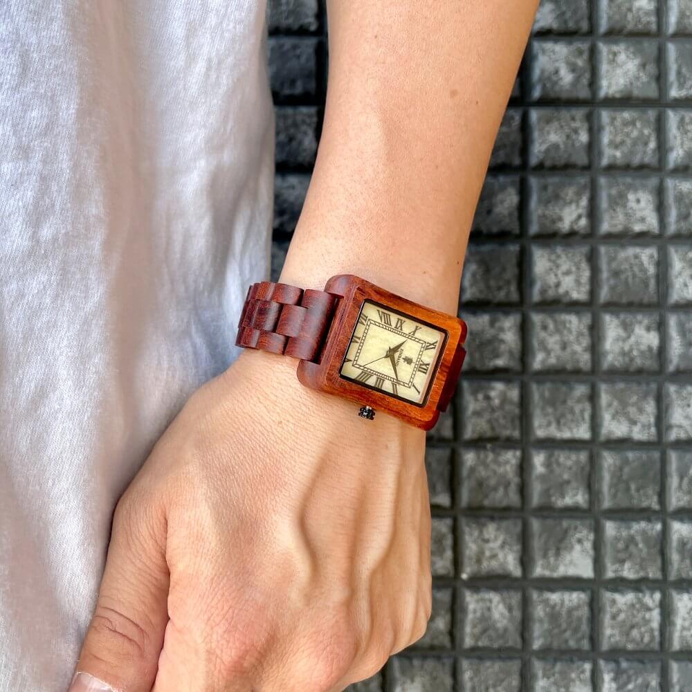スクエア木製腕時計 44×34mm 男性向け Licht Red sandalwood