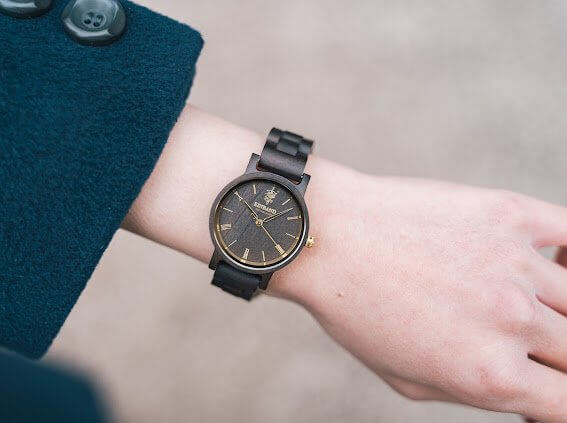 サンダルウッドの木製腕時計 32mm 女性向け Reise SandalWood & Gold