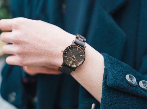 サンダルウッドの木製腕時計 32mm 女性向け Reise SandalWood & Gold