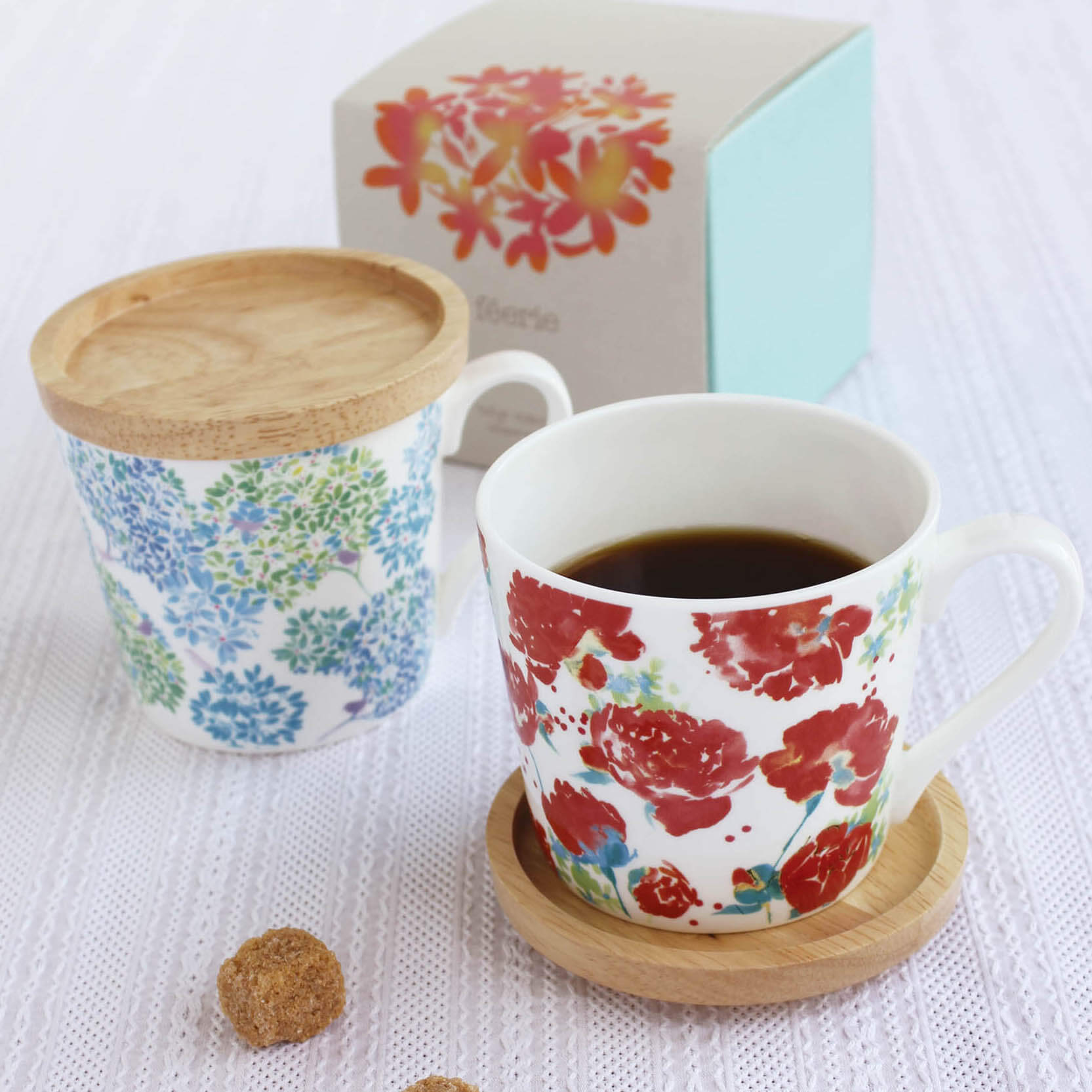 Hydrangea pattern mug with lid