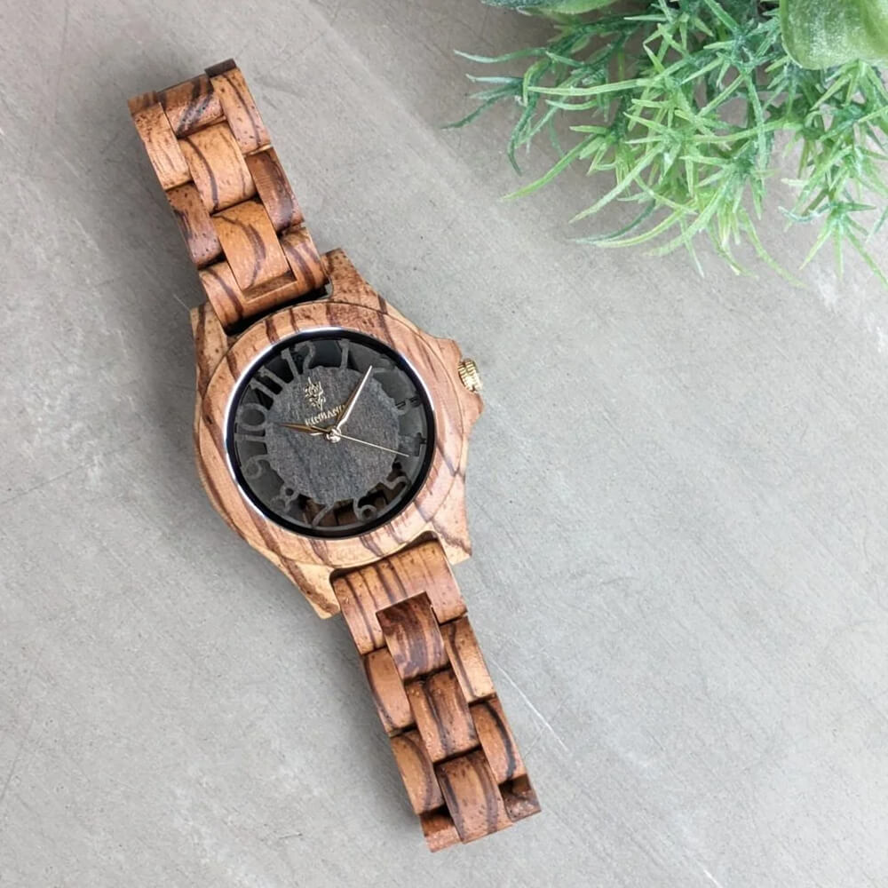 スケルトン仕様 ゼブラウッドの木製腕時計 サンダルウッド文字盤 34mm 女性向け Freiheit Zebrawood