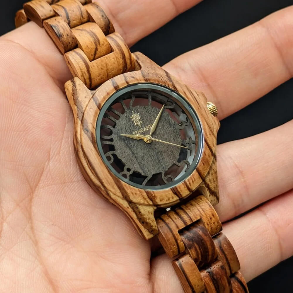 スケルトン仕様 ゼブラウッドの木製腕時計 サンダルウッド文字盤 34mm 女性向け Freiheit Zebrawood