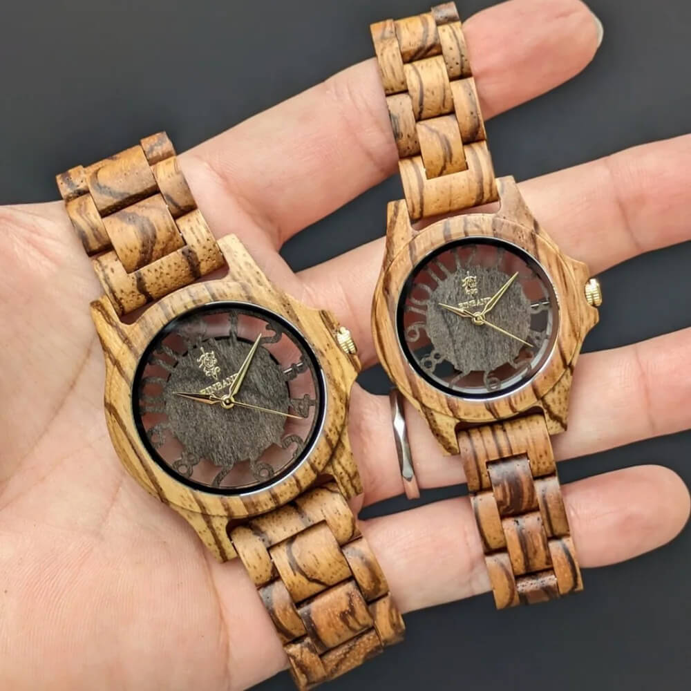 スケルトン仕様 ゼブラウッドの木製腕時計 サンダルウッド文字盤 34mm 女性向け Freiheit Zebrawood