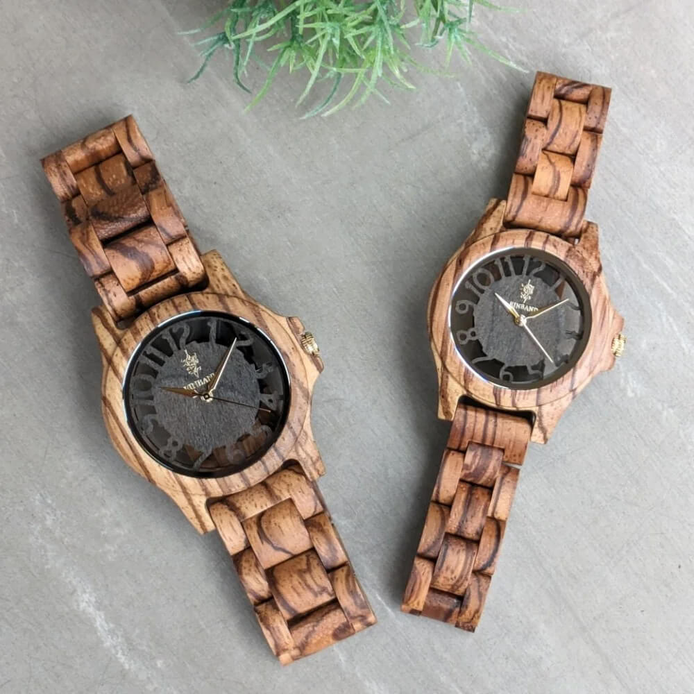 スケルトン仕様 ゼブラウッドの木製腕時計 サンダルウッド文字盤 34mm 女性向け Freiheit Zebrawood