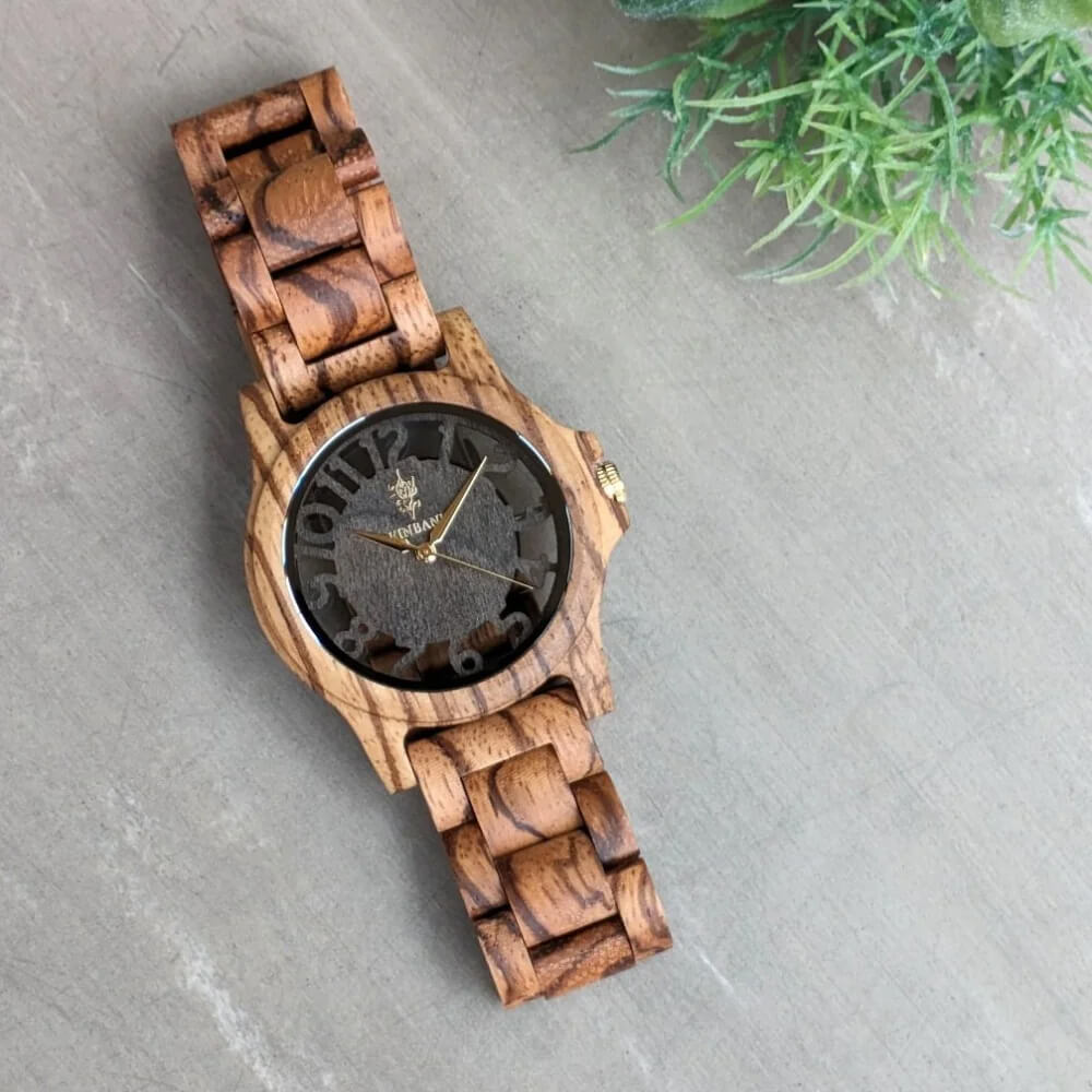 スケルトン仕様 ゼブラウッドの木製腕時計 サンダルウッド文字盤 40mm 男性向け Freiheit Zebrawood