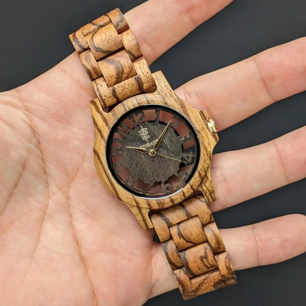 スケルトン仕様 ゼブラウッドの木製腕時計 サンダルウッド文字盤 40mm 男性向け Freiheit Zebrawood