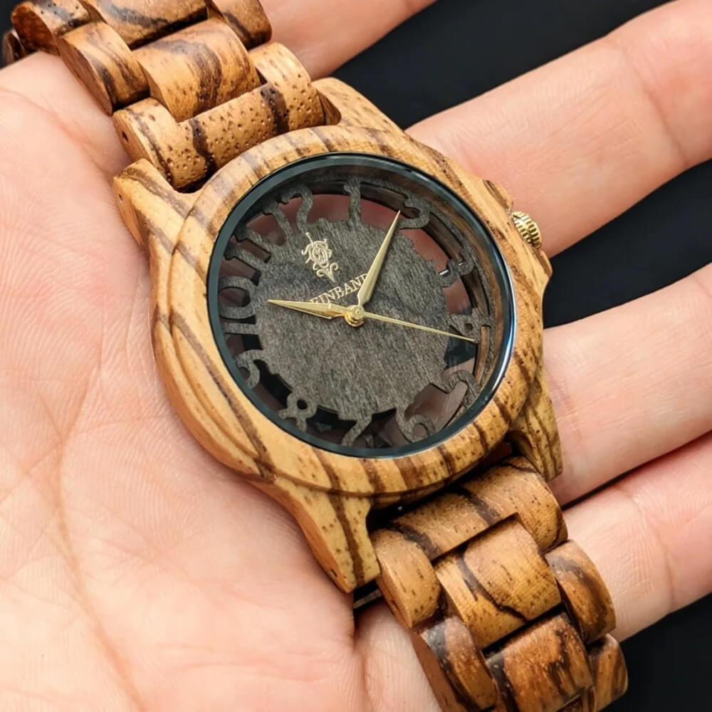 スケルトン仕様 ゼブラウッドの木製腕時計 サンダルウッド文字盤 40mm 男性向け Freiheit Zebrawood