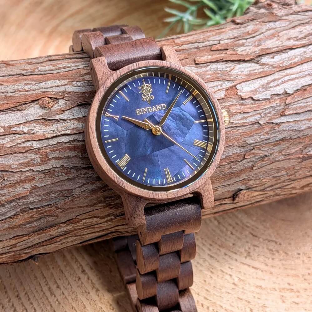 ネイビーブルーマザーオブパールとクルミの木製腕時計 32mm 女性向け Reise 