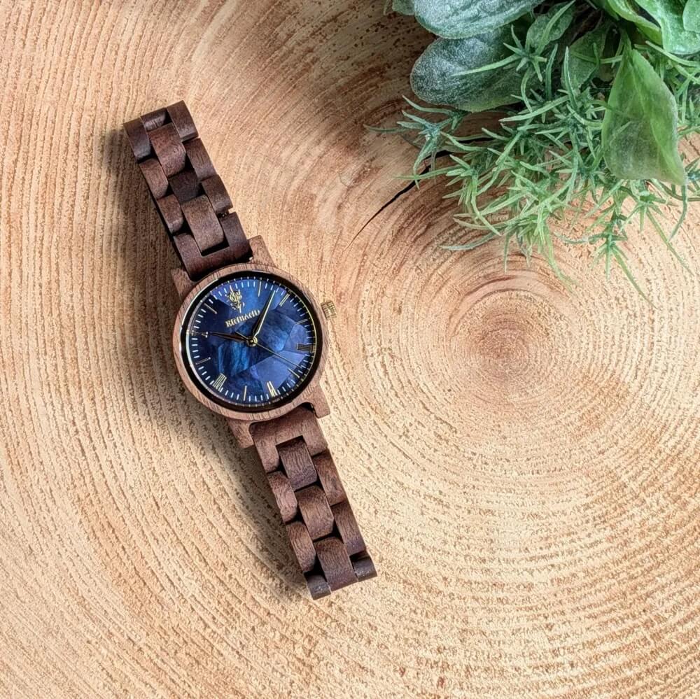 ネイビーブルーマザーオブパールとクルミの木製腕時計 32mm 女性向け Reise 