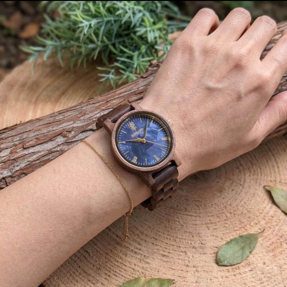 ネイビーブルーマザーオブパールとクルミの木製腕時計 32mm 女性向け Reise