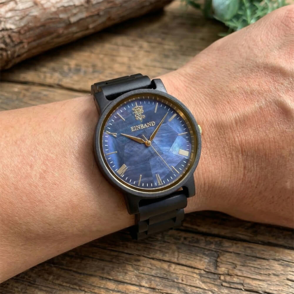 ネイビーブルーマザーオブパールとサンダルウッドの木製腕時計 40mm 男性向け Reise