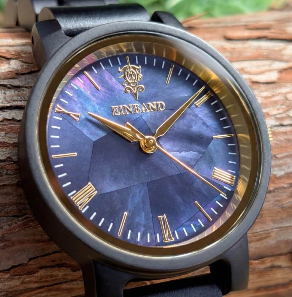 ネイビーブルーマザーオブパールとサンダルウッドの木製腕時計 32mm 女性向け Reise