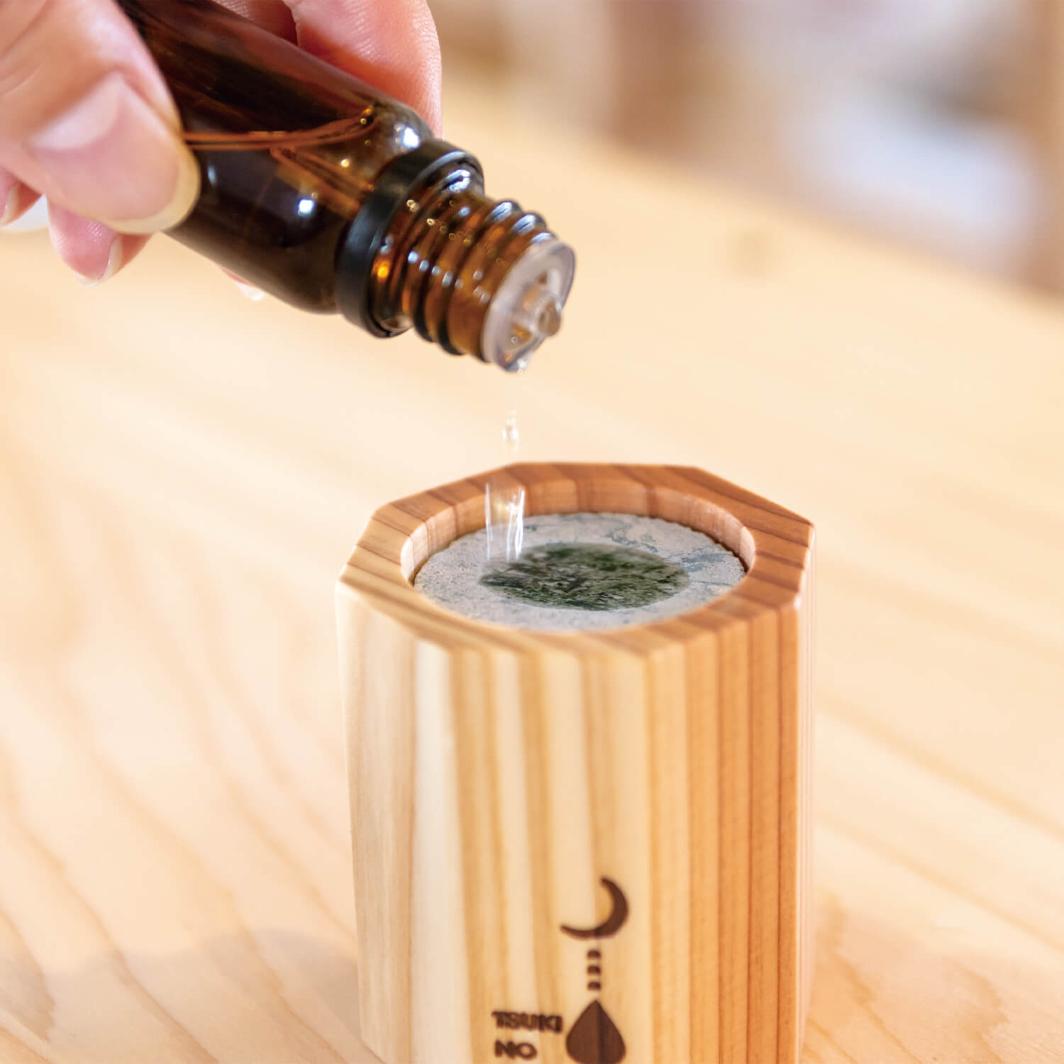 十和田石と秋田杉のアロマディフューザー 雫型 木製 アロマ